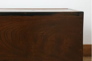 火鉢を綺麗に再生!高品質リペアを施し、天板蓋と銅板箱を新たに制作。木製取っ手を再現制作し、交換用の収納箱も用意。木部の塗装は剥離し濃い茶色に再塗装。