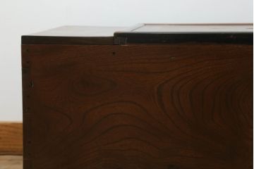 火鉢を綺麗に再生!高品質リペアを施し、天板蓋と銅板箱を新たに制作。木製取っ手を再現制作し、交換用の収納箱も用意。木部の塗装は剥離し濃い茶色に再塗装。