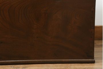 火鉢を綺麗に再生!高品質リペアを施し、天板蓋と銅板箱を新たに制作。木製取っ手を再現制作し、交換用の収納箱も用意。木部の塗装は剥離し濃い茶色に再塗装。