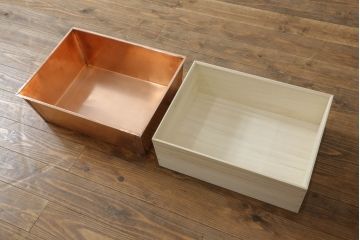 火鉢を綺麗に再生!高品質リペアを施し、天板蓋と銅板箱を新たに制作。木製取っ手を再現制作し、交換用の収納箱も用意。木部の塗装は剥離し濃い茶色に再塗装。