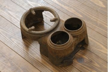火鉢を綺麗に再生!高品質リペアを施し、天板蓋と銅板箱を新たに制作。木製取っ手を再現制作し、交換用の収納箱も用意。木部の塗装は剥離し濃い茶色に再塗装。