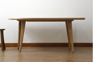 ダイニングテーブルの角1か所を丸くリメイク!指定の角を曲線にカットし、断面にオーク突板を張って仕上げ。それに合わせて脚を移設。