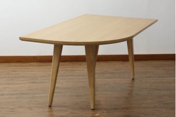 ダイニングテーブルの角1か所を丸くリメイク!指定の角を曲線にカットし、断面にオーク突板を張って仕上げ。それに合わせて脚を移設。