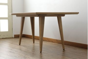 ダイニングテーブルの角1か所を丸くリメイク!指定の角を曲線にカットし、断面にオーク突板を張って仕上げ。それに合わせて脚を移設。
