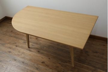 ダイニングテーブルの角1か所を丸くリメイク!指定の角を曲線にカットし、断面にオーク突板を張って仕上げ。それに合わせて脚を移設。