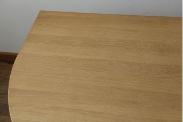 ダイニングテーブルの角1か所を丸くリメイク!指定の角を曲線にカットし、断面にオーク突板を張って仕上げ。それに合わせて脚を移設。
