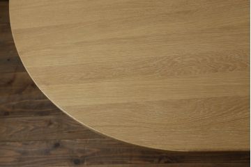 ダイニングテーブルの角1か所を丸くリメイク!指定の角を曲線にカットし、断面にオーク突板を張って仕上げ。それに合わせて脚を移設。