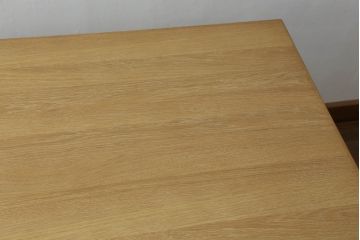 ダイニングテーブルの角1か所を丸くリメイク!指定の角を曲線にカットし、断面にオーク突板を張って仕上げ。それに合わせて脚を移設。
