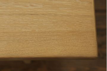 ダイニングテーブルの角1か所を丸くリメイク!指定の角を曲線にカットし、断面にオーク突板を張って仕上げ。それに合わせて脚を移設。