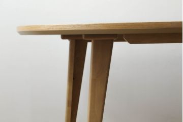 ダイニングテーブルの角1か所を丸くリメイク!指定の角を曲線にカットし、断面にオーク突板を張って仕上げ。それに合わせて脚を移設。