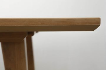 ダイニングテーブルの角1か所を丸くリメイク!指定の角を曲線にカットし、断面にオーク突板を張って仕上げ。それに合わせて脚を移設。