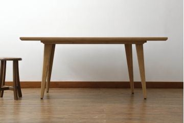 ダイニングテーブルの角1か所を丸くリメイク!指定の角を曲線にカットし、断面にオーク突板を張って仕上げ。それに合わせて脚を移設。