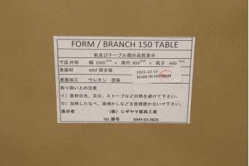 ダイニングテーブルの角1か所を丸くリメイク!指定の角を曲線にカットし、断面にオーク突板を張って仕上げ。それに合わせて脚を移設。