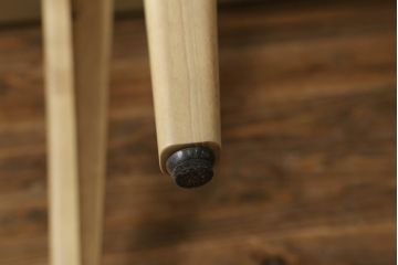 ダイニングテーブルの角1か所を丸くリメイク!指定の角を曲線にカットし、断面にオーク突板を張って仕上げ。それに合わせて脚を移設。
