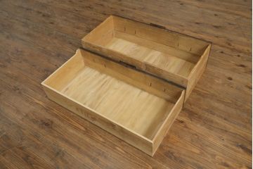 重ね桐箪笥を綺麗に再生!鍵に誤作動防止の加工を施し、天板裏を補強。当店商品を参考に全体を着色して仕上げ。