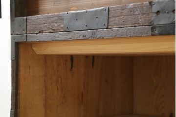 重ね桐箪笥を綺麗に再生!鍵に誤作動防止の加工を施し、天板裏を補強。当店商品を参考に全体を着色して仕上げ。