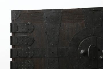 重ね桐箪笥を綺麗に再生!鍵に誤作動防止の加工を施し、天板裏を補強。当店商品を参考に全体を着色して仕上げ。