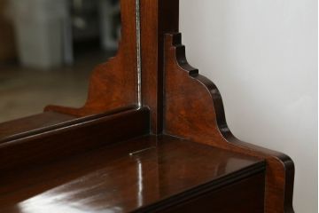 ウォッシュスタンドを綺麗に再生!高品質リペアを施し、背面・大理石天板下・引き出しの前板以外を新材に交換し、本体に合わせた着色仕上げ。