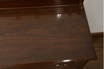 ウォッシュスタンドを綺麗に再生!高品質リペアを施し、背面・大理石天板下・引き出しの前板以外を新材に交換し、本体に合わせた着色仕上げ。