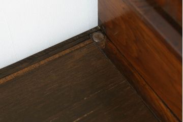 ウォッシュスタンドを綺麗に再生!高品質リペアを施し、背面・大理石天板下・引き出しの前板以外を新材に交換し、本体に合わせた着色仕上げ。