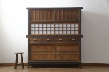 茶箪笥を使いやすくリメイク!高品質リペアを施し、格子戸の網を外して障子に張り替え。棚板を補強し、脚を取り付け。新材部分を本体に合わせて着色。
