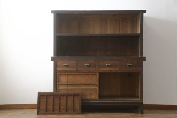 茶箪笥を使いやすくリメイク!高品質リペアを施し、格子戸の網を外して障子に張り替え。棚板を補強し、脚を取り付け。新材部分を本体に合わせて着色。