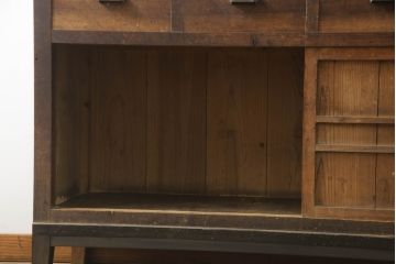 茶箪笥を使いやすくリメイク!高品質リペアを施し、格子戸の網を外して障子に張り替え。棚板を補強し、脚を取り付け。新材部分を本体に合わせて着色。