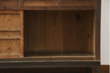 茶箪笥を使いやすくリメイク!高品質リペアを施し、格子戸の網を外して障子に張り替え。棚板を補強し、脚を取り付け。新材部分を本体に合わせて着色。