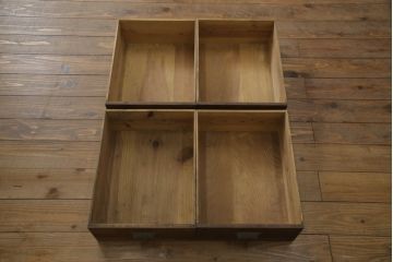 茶箪笥を使いやすくリメイク!高品質リペアを施し、格子戸の網を外して障子に張り替え。棚板を補強し、脚を取り付け。新材部分を本体に合わせて着色。