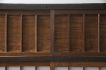 茶箪笥を使いやすくリメイク!高品質リペアを施し、格子戸の網を外して障子に張り替え。棚板を補強し、脚を取り付け。新材部分を本体に合わせて着色。