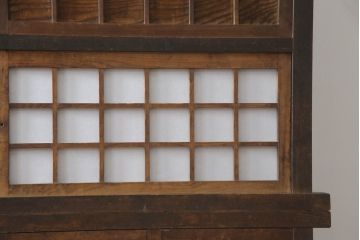 茶箪笥を使いやすくリメイク!高品質リペアを施し、格子戸の網を外して障子に張り替え。棚板を補強し、脚を取り付け。新材部分を本体に合わせて着色。