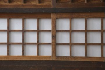 茶箪笥を使いやすくリメイク!高品質リペアを施し、格子戸の網を外して障子に張り替え。棚板を補強し、脚を取り付け。新材部分を本体に合わせて着色。