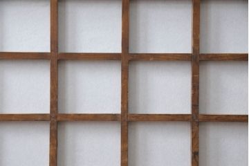茶箪笥を使いやすくリメイク!高品質リペアを施し、格子戸の網を外して障子に張り替え。棚板を補強し、脚を取り付け。新材部分を本体に合わせて着色。