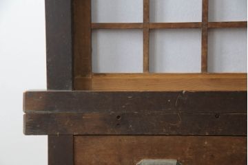 茶箪笥を使いやすくリメイク!高品質リペアを施し、格子戸の網を外して障子に張り替え。棚板を補強し、脚を取り付け。新材部分を本体に合わせて着色。