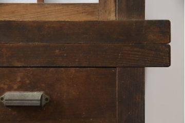 茶箪笥を使いやすくリメイク!高品質リペアを施し、格子戸の網を外して障子に張り替え。棚板を補強し、脚を取り付け。新材部分を本体に合わせて着色。