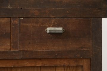 茶箪笥を使いやすくリメイク!高品質リペアを施し、格子戸の網を外して障子に張り替え。棚板を補強し、脚を取り付け。新材部分を本体に合わせて着色。