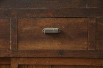 茶箪笥を使いやすくリメイク!高品質リペアを施し、格子戸の網を外して障子に張り替え。棚板を補強し、脚を取り付け。新材部分を本体に合わせて着色。