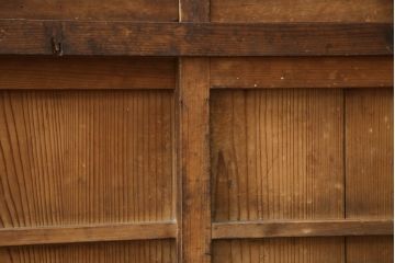 茶箪笥を使いやすくリメイク!高品質リペアを施し、格子戸の網を外して障子に張り替え。棚板を補強し、脚を取り付け。新材部分を本体に合わせて着色。