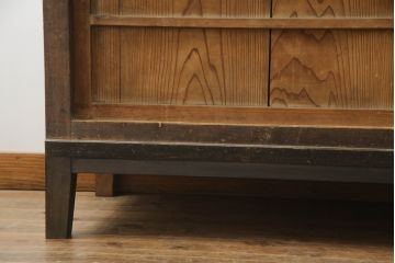 茶箪笥を使いやすくリメイク!高品質リペアを施し、格子戸の網を外して障子に張り替え。棚板を補強し、脚を取り付け。新材部分を本体に合わせて着色。