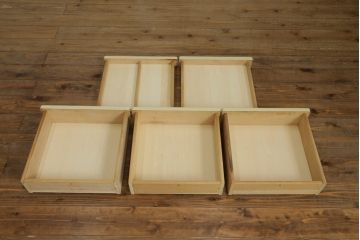 食器棚をデスク兼カウンターにリメイク!上段左右の棚は机上のオープンラックに。上下段とも中央を抜いて台輪を外し、脚を取り付け。モカベージュでペイント仕上げ。