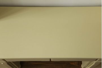 食器棚をデスク兼カウンターにリメイク!上段左右の棚は机上のオープンラックに。上下段とも中央を抜いて台輪を外し、脚を取り付け。モカベージュでペイント仕上げ。