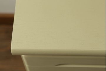 食器棚をデスク兼カウンターにリメイク!上段左右の棚は机上のオープンラックに。上下段とも中央を抜いて台輪を外し、脚を取り付け。モカベージュでペイント仕上げ。