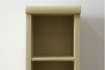 食器棚をデスク兼カウンターにリメイク!上段左右の棚は机上のオープンラックに。上下段とも中央を抜いて台輪を外し、脚を取り付け。モカベージュでペイント仕上げ。