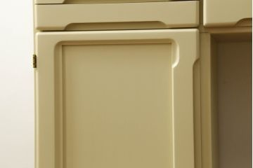 食器棚をデスク兼カウンターにリメイク!上段左右の棚は机上のオープンラックに。上下段とも中央を抜いて台輪を外し、脚を取り付け。モカベージュでペイント仕上げ。