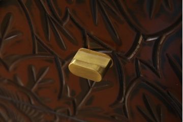 箪笥を綺麗に再生!高品質リペアを施し、取っ手を修理。引き出しはスライドレール加工をし、より使いやすい箪笥に。
