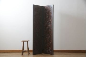 洋服箪笥を屏風にリメイク!扉2枚を使用し、取っ手、ネクタイ掛けを取り外して二つ折り仕様の屏風に。塗装の剥げている部分や加工部分を着色して仕上げ。