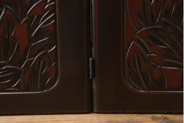 洋服箪笥を屏風にリメイク!扉2枚を使用し、取っ手、ネクタイ掛けを取り外して二つ折り仕様の屏風に。塗装の剥げている部分や加工部分を着色して仕上げ。