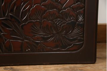 洋服箪笥を屏風にリメイク!扉2枚を使用し、取っ手、ネクタイ掛けを取り外して二つ折り仕様の屏風に。塗装の剥げている部分や加工部分を着色して仕上げ。