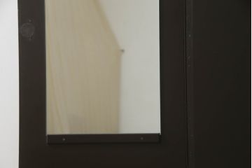 洋服箪笥を屏風にリメイク!扉2枚を使用し、取っ手、ネクタイ掛けを取り外して二つ折り仕様の屏風に。塗装の剥げている部分や加工部分を着色して仕上げ。