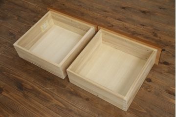 箪笥をサイドキャビネットとチェストにリメイク!上部2杯は新たに制作したオープンラックの引き出しにし、サイドキャビネットに加工。下部4杯は箪笥の天板を移設し、チェストに。いずれも現状の色味をベースに着色仕上げ。